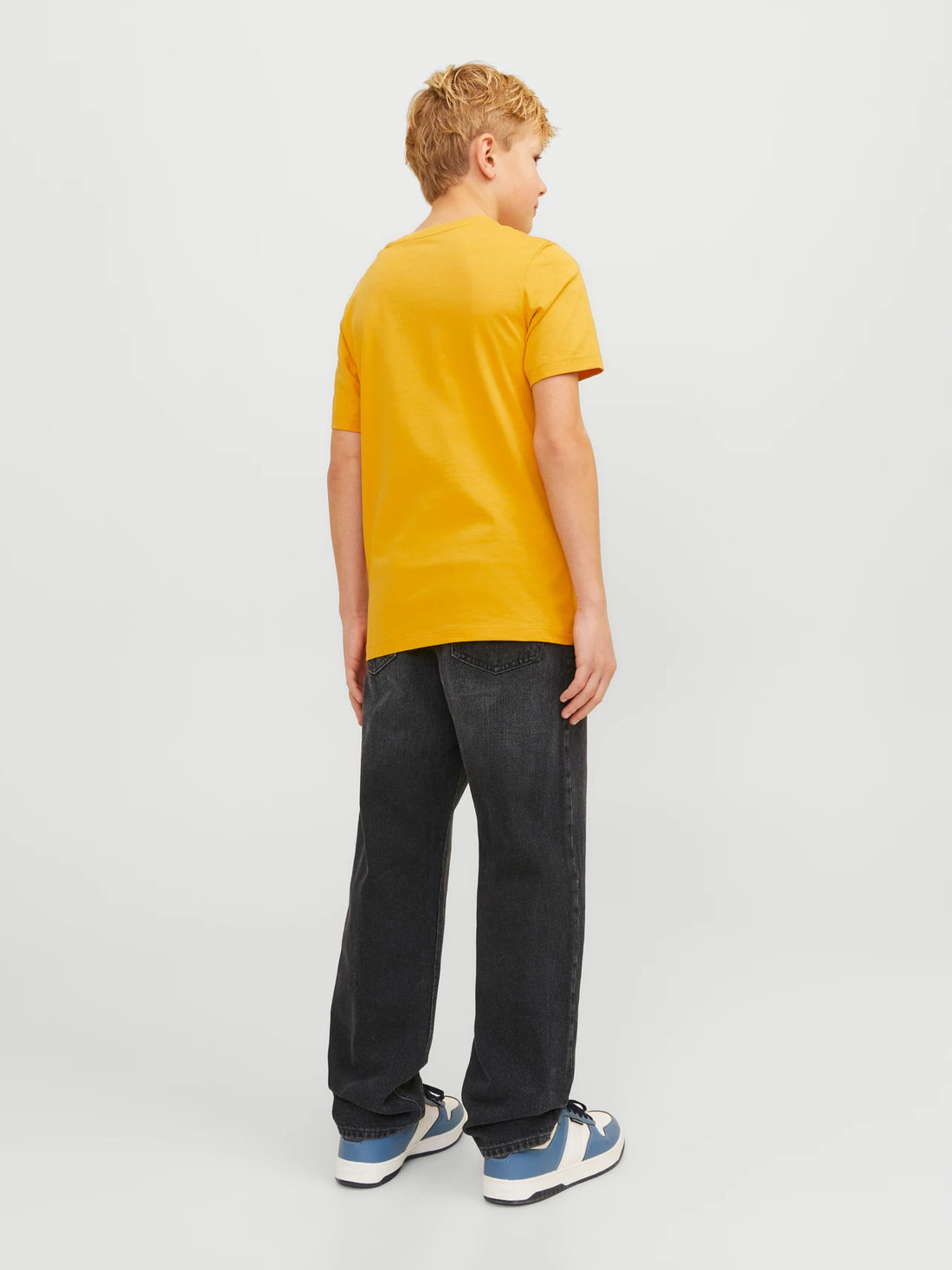 Relaxed Chris buksur.